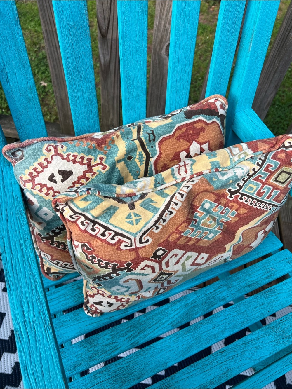 🌻2 Patterned Throw Pillows - Picture 3 of 7